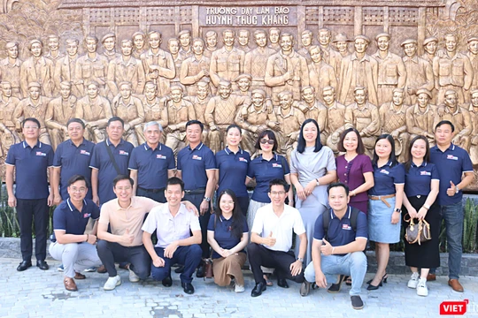 Đoàn cán bộ, phóng viên VDCA và Tạp chí điện tử VietTimes tại di tích trường dạy làm báo Huỳnh Thúc Kháng.