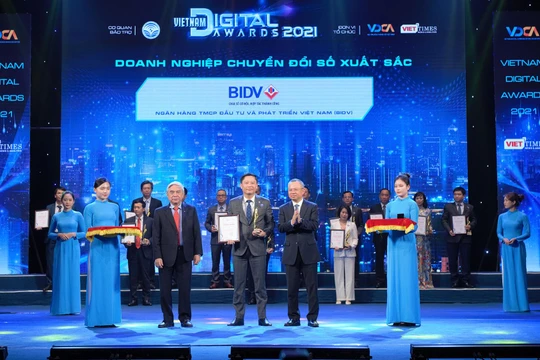 Ông Nguyễn Chiến Thắng - Giám đốc Trung tâm Ngân hàng số BIDV - đại diện BIDV nhận giải thưởng