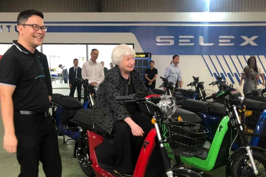 Bộ trưởng Tài chính Mỹ ngồi lên một chiếc xe điện do công ty khởi nghiệp Việt Nam Selex Motors sản xuất (ảnh: Nikkei Asia)