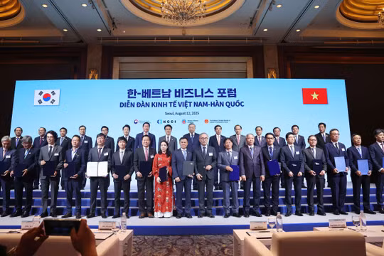 Lễ trao Biên bản ghi nhớ giữa Tập đoàn Công nghệ CMC và Samsung C&T trước sự chứng kiến của Tổng Bí thư Tô Lâm, Thủ tướng Hàn Quốc Kim Min Seok. Ảnh: CMC