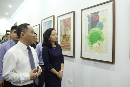 Thứ trưởng Bộ Văn hóa, Thể thao và Du lịch Trịnh Thị Thủy tham dự triển lãm