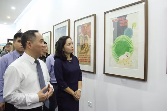 Thứ trưởng Bộ Văn hóa, Thể thao và Du lịch Trịnh Thị Thủy tham dự triển lãm