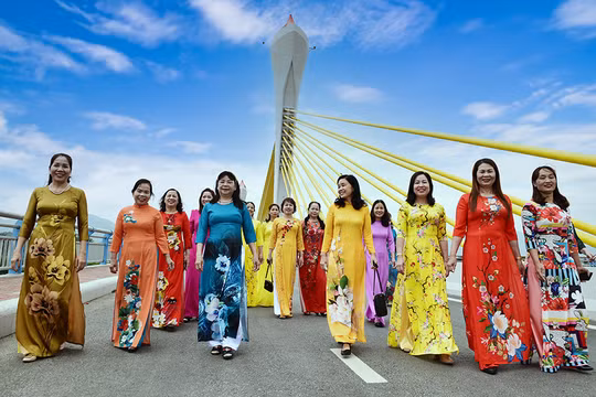 Người Việt chi hơn 40 tỉ đồng để sắm áo dài Tết trên các sàn thương mại điện tử