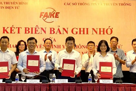 Cục Phát thanh Truyền hình và Thông tin điện tử ký biên bản hợp tác xử lý tin giả trên không gian mạng với Sở Thông tin và Truyền thông 6 tỉnh, thành phố (ảnh: ICTnews)