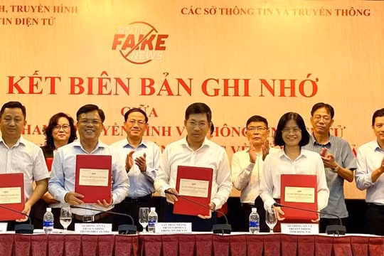 Cục Phát thanh Truyền hình và Thông tin điện tử ký biên bản hợp tác xử lý tin giả trên không gian mạng với Sở Thông tin và Truyền thông 6 tỉnh, thành phố (ảnh: ICTnews)