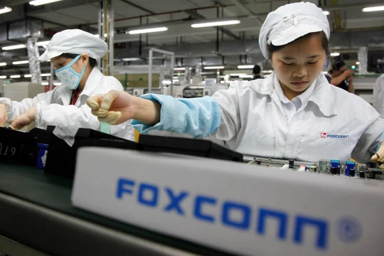 Công nhân lắp ráp thiết bị điện tử tại nhà máy của Foxconn ở Thâm Quyến (ảnh Getty Images)