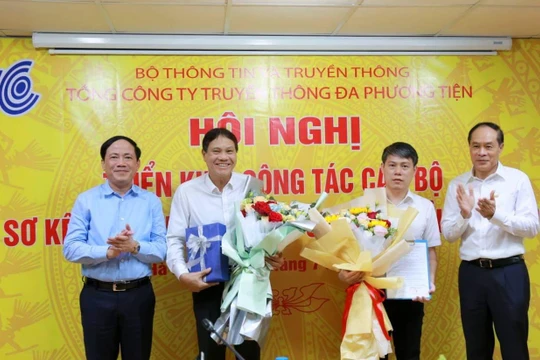 Ông Nguyễn Ngọc Bảo (thứ 2 từ bên phải) tại Hội nghị Triển khai công tác cán bộ Tổng Công ty truyền thông đa phương tiện VTC 
