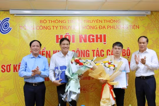 Ông Nguyễn Ngọc Bảo (thứ 2 từ bên phải) tại Hội nghị Triển khai công tác cán bộ Tổng Công ty truyền thông đa phương tiện VTC 