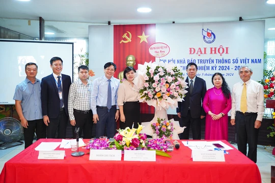 Bà Đỗ Thị Thu Hằng (ở giữa) thay mặt Hội Nhà báo Việt Nam tặng hoa lưu niệm cho Chi hội Nhà báo Truyền thông số