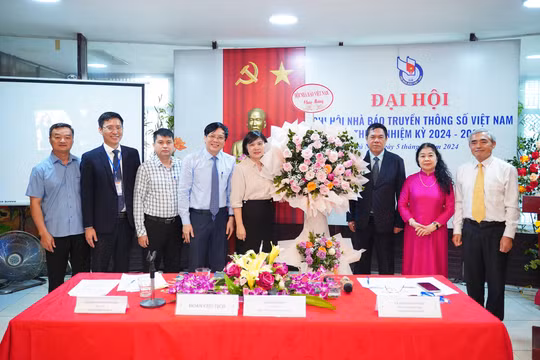Bà Đỗ Thị Thu Hằng (ở giữa) thay mặt Hội Nhà báo Việt Nam tặng hoa lưu niệm cho Chi hội Nhà báo Truyền thông số