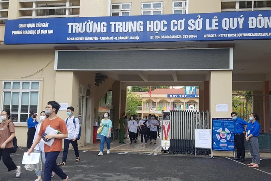 Các thí sinh tại điểm thi THCS Lê Quý Đôn, Cầu Giấy