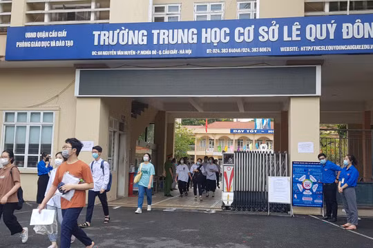 Các thí sinh tại điểm thi THCS Lê Quý Đôn, Cầu Giấy