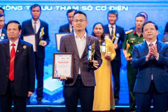 Ông Nguyễn Trung Hiếu đại diện cho Viettel Networks nhận Giải thưởng Chuyển đổi số Việt Nam 2023