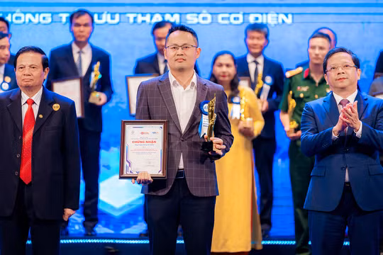 Ông Nguyễn Trung Hiếu đại diện cho Viettel Networks nhận Giải thưởng Chuyển đổi số Việt Nam 2023