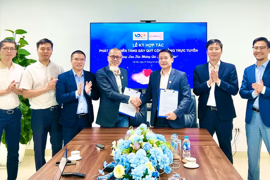 Ông Vũ Kiêm Văn (bên phải) và ông Nguyễn Anh Quân (bên trái) ký thỏa thuận ghi nhớ hợp tác giữa VDCA và GiveNow.