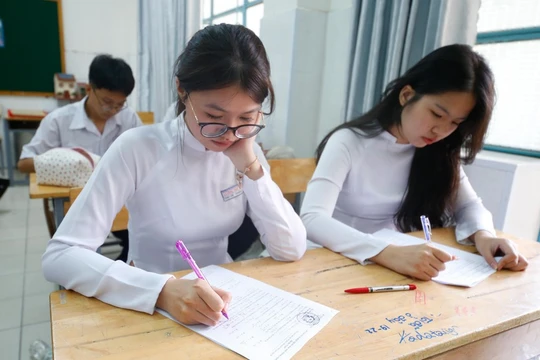 Đề thi môn Ngữ văn đã bị lộ sau 25 phút các thí sinh bắt đầu làm bài