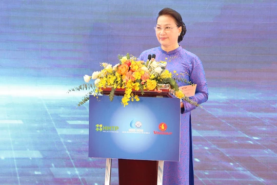 bà Nguyễn Thị Kim Ngân là nữ Chủ tịch Quốc hội đầu tiên của Việt Nam (ảnh: Đăng Khoa)