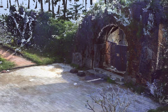 Cổng thành (cổng Hậu) tại Di tích quốc gia đặc biệt Thành cổ Quảng Trị trong app "Di sản văn hóa Quảng Trị" 