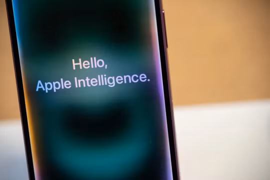 Trợ lý ảo Siri chưa đủ thông minh cũng như bị chậm trễ trong việc cập nhật các tính năng quan trọng. Ảnh: Bloomberg