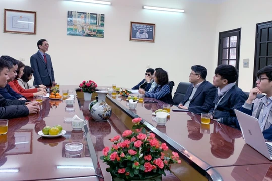 Ông Phạm Viết Thu - Chủ tịch Hội người mù Việt Nam chia sẻ với các chuyên gia CNTT trong buổi gặp gỡ