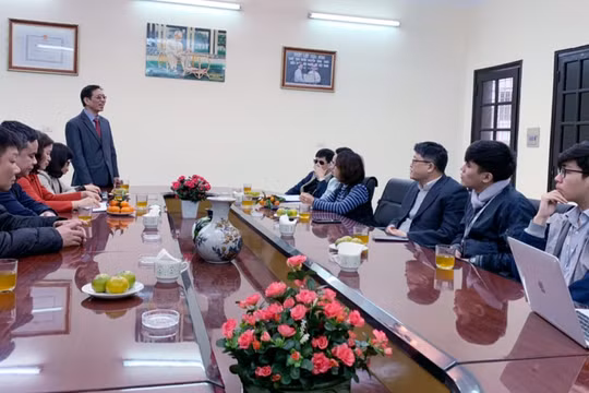 Ông Phạm Viết Thu - Chủ tịch Hội người mù Việt Nam chia sẻ với các chuyên gia CNTT trong buổi gặp gỡ