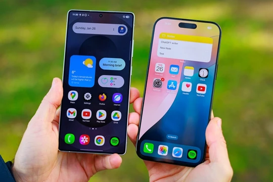 Galaxy S25 Ultra và iPhone 16 Pro Max. Ảnh: Phone Arena