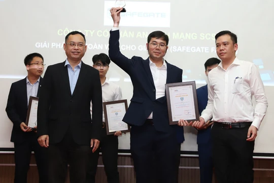 Công ty SCS nhận danh hiệu "Chìa khóa vàng" năm 2022 ở hạng mục "Sản phẩm an toàn thông tin triển vọng xuất sắc".