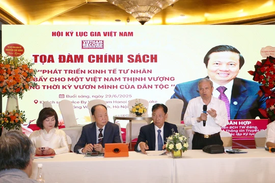 Các chuyên gia lão thành chia sẻ ý kiến tại tọa đàm về phát triển kinh tế tư nhân