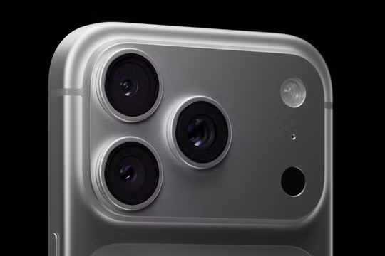 Dòng iPhone 17 có phần ăng ten được làm khá dày. Ảnh: Apple