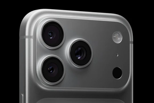 Dòng iPhone 17 có phần ăng ten được làm khá dày. Ảnh: Apple