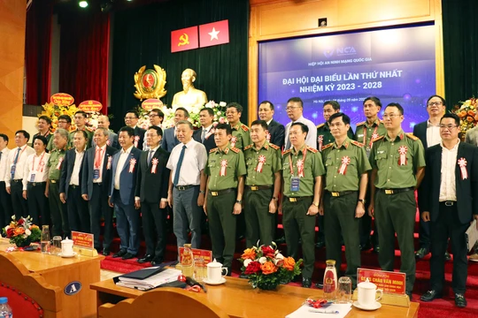 Bộ trưởng Bộ Công an Tô Lâm và Bộ trưởng Bộ Thông tin và Truyền thông Nguyễn Mạnh Hùng chụp ảnh lưu niệm với đại diện các đơn vị tham gia Hiệp hội An ninh mạng quốc gia