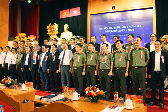 Bộ trưởng Bộ Công an Tô Lâm và Bộ trưởng Bộ Thông tin và Truyền thông Nguyễn Mạnh Hùng chụp ảnh lưu niệm với đại diện các đơn vị tham gia Hiệp hội An ninh mạng quốc gia