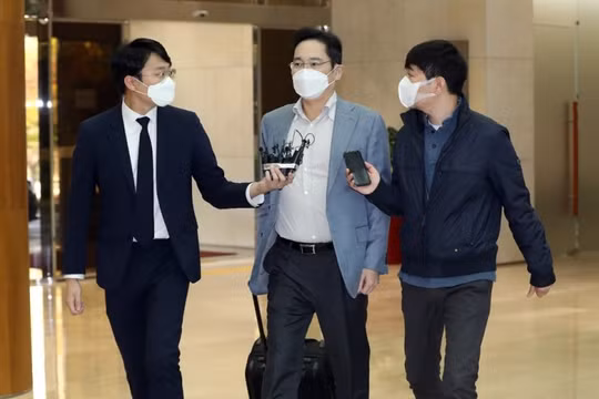 Báo chí Hàn Quốc phỏng vấn Phó Chủ tịch Samsung tại sân bay trước khi sang Việt Nam (Ảnh: Korea Times)