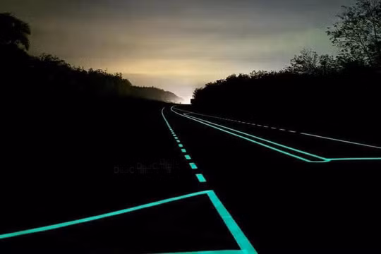 Malaysia sử dụng sơn phát sáng huỳnh quang kiểu mới trên mặt đường