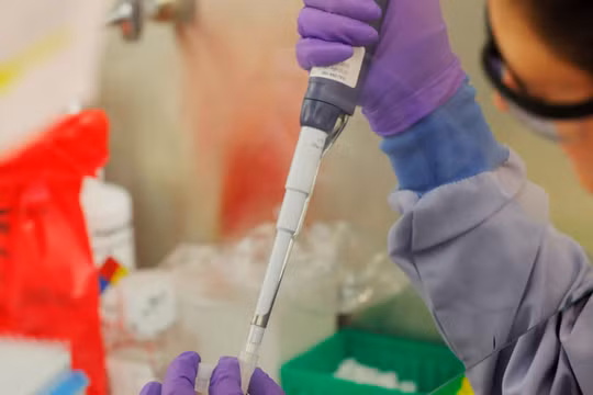 Xét nghiệm nhanh người nhiễm virus Corona giúp ích rất nhiều cho việc cách ly và điều trị (ảnh: Nikkei) 
