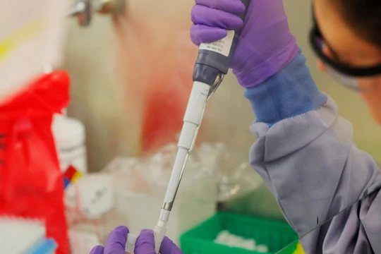 Xét nghiệm nhanh người nhiễm virus Corona giúp ích rất nhiều cho việc cách ly và điều trị (ảnh: Nikkei) 