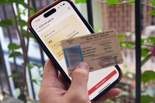 Từ 1/7, tài xế có thể xuất trình giấy phép lái xe tích hợp trên VNeID