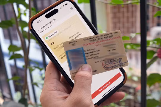 Từ 1/7, tài xế có thể xuất trình giấy phép lái xe tích hợp trên VNeID
