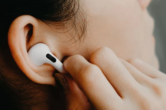 Tai nghe AirPods của Apple có lỗ hổng cho phép tin tặc nghe lén