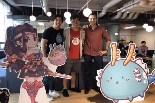 Trung Nguyễn (giữa) và các cộng sự