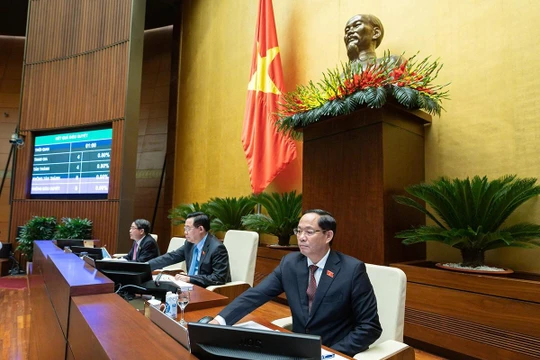 Đại biểu Quốc hội ấn nút biểu quyết thông qua dự án Luật sửa đổi, bổ sung một số điều của Luật Tần số vô tuyến điện