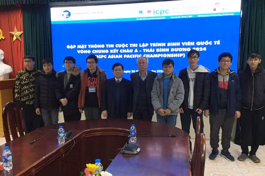 Ông Nguyễn Long - Tổng thư ký Hội Tin học Việt Nam và GS TS Nguyễn Thanh Thuỷ - Chủ tịch CLB các Khoa, Viện, Trường đào tạo CNTT chụp ảnh kỷ niệm với các thí sinh của Trường ĐH Công nghệ - ĐHQG Hà Nội sẽ tham gia ICPC 2024.