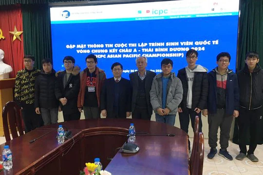 Ông Nguyễn Long - Tổng thư ký Hội Tin học Việt Nam và GS TS Nguyễn Thanh Thuỷ - Chủ tịch CLB các Khoa, Viện, Trường đào tạo CNTT chụp ảnh kỷ niệm với các thí sinh của Trường ĐH Công nghệ - ĐHQG Hà Nội sẽ tham gia ICPC 2024.