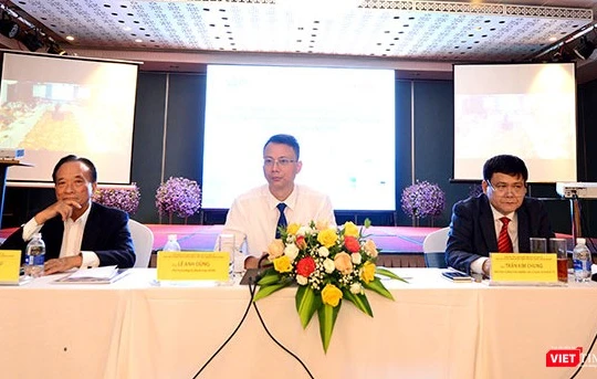 Chuyên gia tài chính Nguyễn Trí Hiếu, ông Lê Anh Dũng - Phó Vụ trưởng Vụ Thanh toán Ngân hàng Nhà nước và ông Trần Kim Chung - Phó Viện trưởng Viện Nghiên cứu Quản lý Kinh tế Trung ương chủ trì diễn đàn