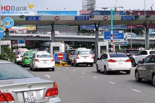 Cảng Hàng không Quốc tế Tân Sơn Nhất cần sớm được đầu tư công nghệ thu phí không dừng để giảm ùn tắc giao thông với các phương tiện đưa đón khách. 