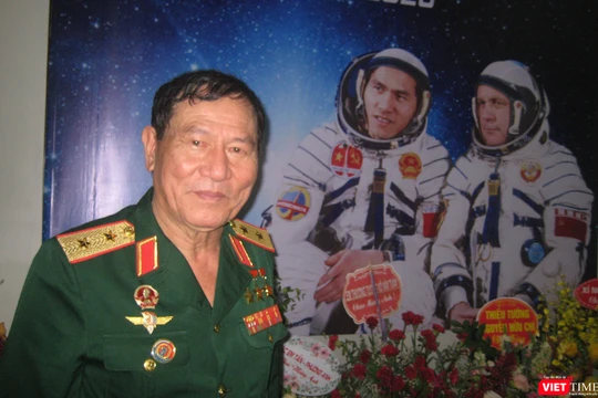 Trung tướng Phạm Tuân bên tấm ảnh lớn chụp kỷ niệm cùng phi công vũ trụ Gorbatko trước chuyến du hành vũ trụ cách đây 40 năm