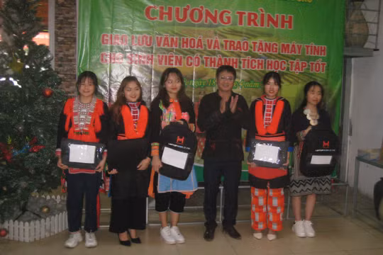 TS Bàn Tuấn Năng và đại diện các sinh viên được trao tặng máy tính