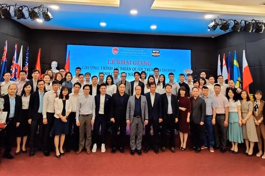 Nhiều tài năng thể thao, trong đó có danh thủ bóng đá Quang Hải, trong lễ khai giảng chương trình đào tạo quản trị kinh doanh do Trường Đại học Kinh tế - Đại học Quốc gia Hà Nội tổ chức.