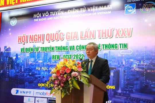TS. Trần Đức Lai - Chủ tịch Hội Vô tuyến Điện tử Việt Nam phát biểu khai mạc
