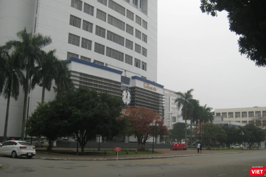 Thư viện Tạ Quang Bửu trong khuôn viên Đại học Bách khoa Hà Nội rất vắng bóng sinh viên vì nhà trường đã chuyển 90% việc giảng dạy sang hình thức trực tuyến. Ảnh chụp lúc 14h00 ngày 13/3/2020.